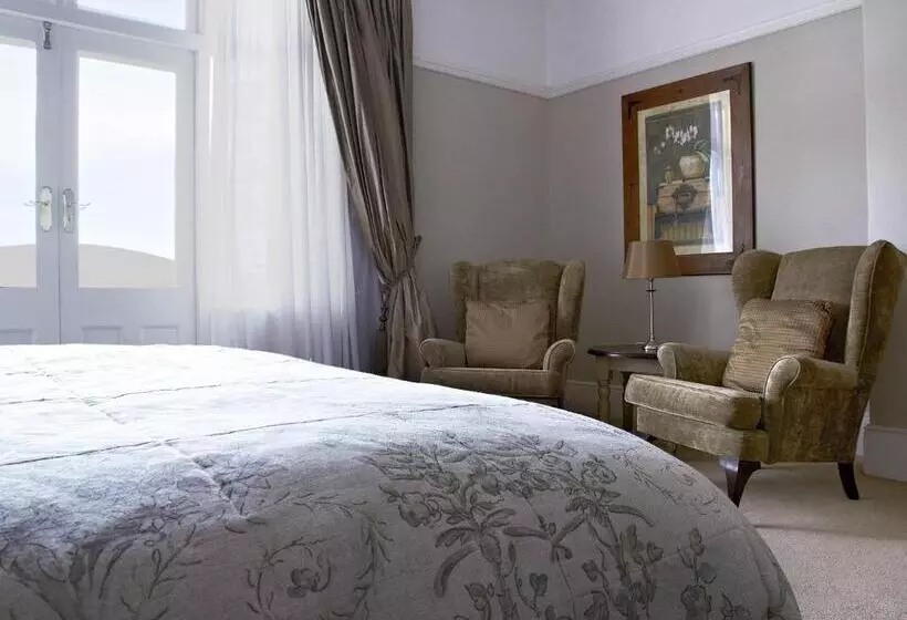 پانسیون Parkes Manor