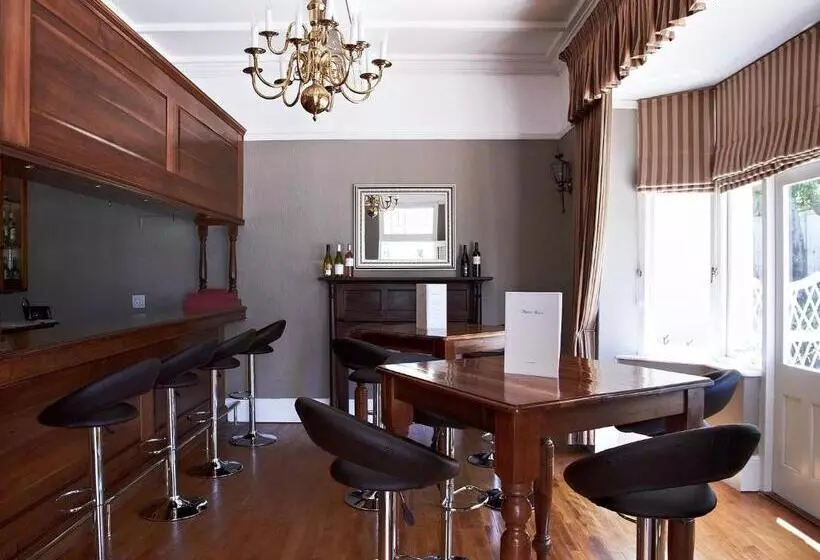پانسیون Parkes Manor