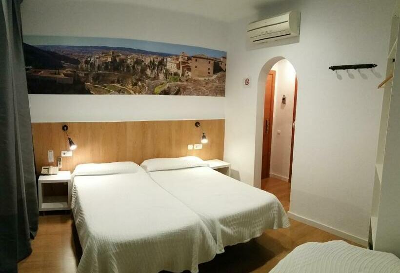 پانسیون Hostal Restaurante Cornella