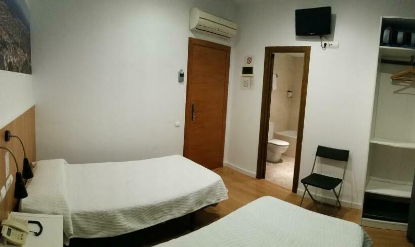 پانسیون Hostal Restaurante Cornella