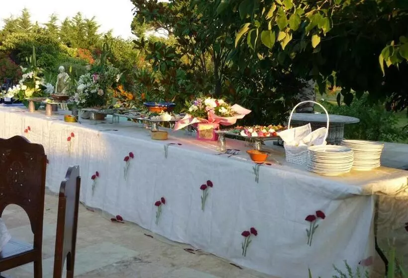 تختخواب و صبحانه Mas De La Montille