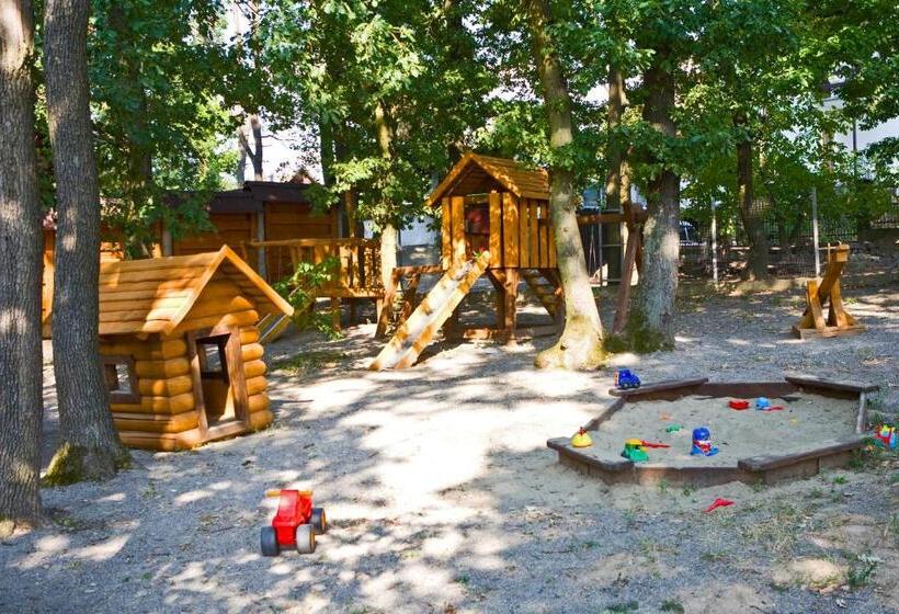 هتل Praha Wood House