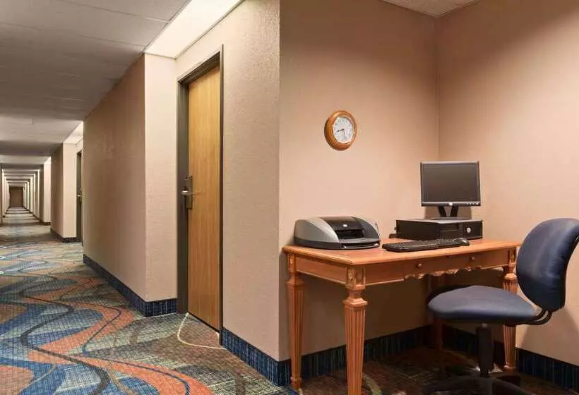 Отель Baymont By Wyndham Logan