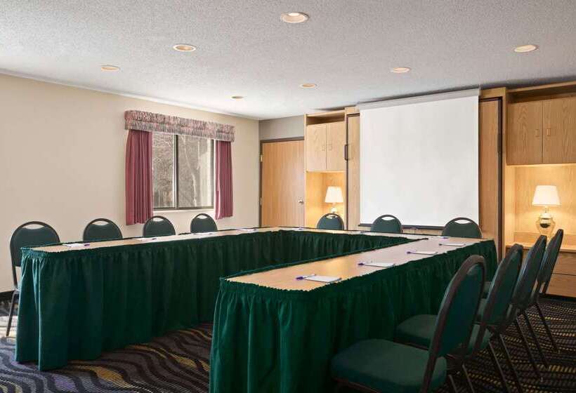 בית מלון כפרי Baymont By Wyndham Logan