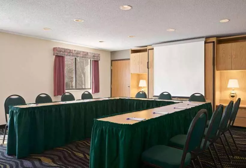 Отель Baymont By Wyndham Logan