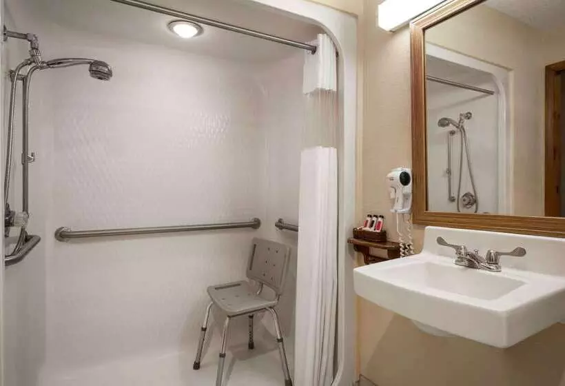 Отель Baymont By Wyndham Logan