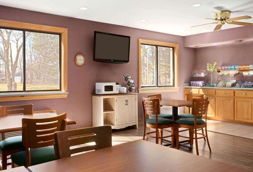 בית מלון כפרי Baymont By Wyndham Logan