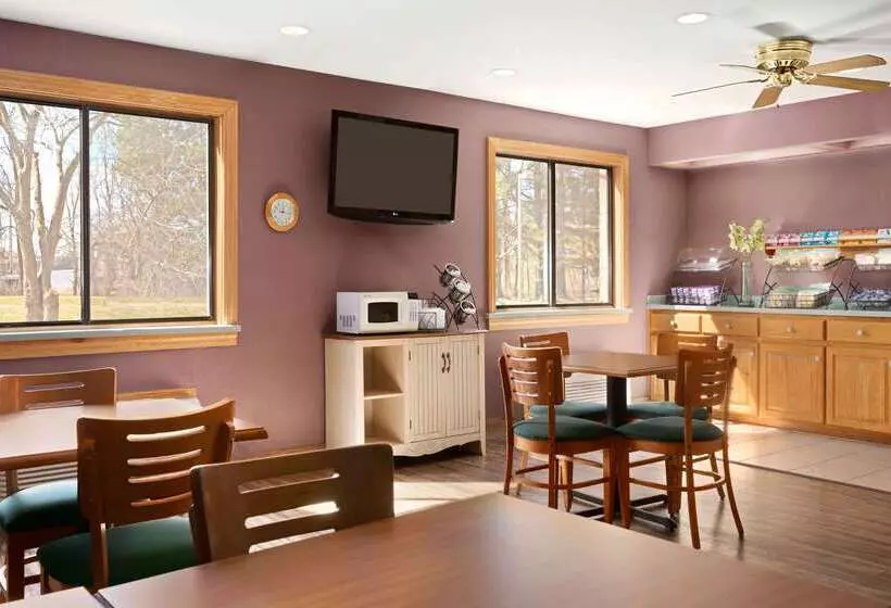 Отель Baymont By Wyndham Logan