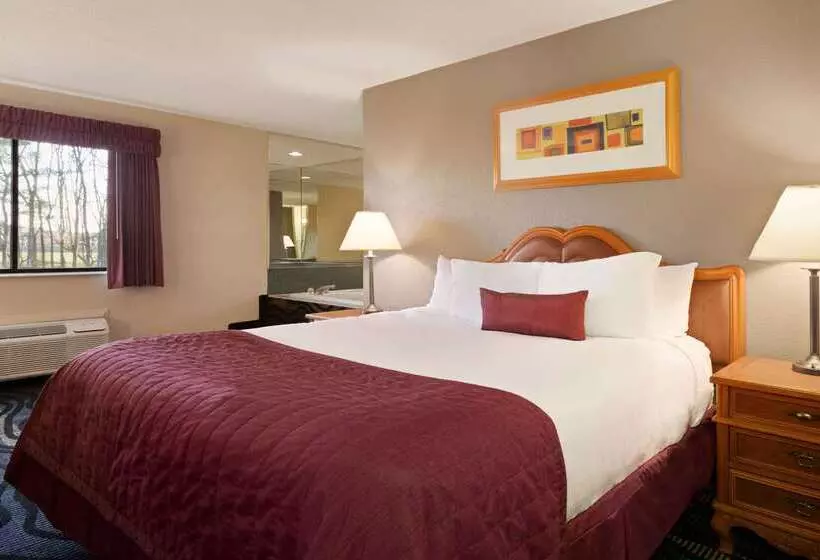 Отель Baymont By Wyndham Logan