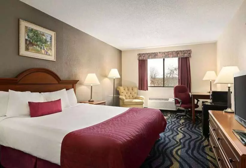 Отель Baymont By Wyndham Logan