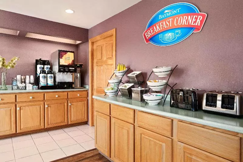 Отель Baymont By Wyndham Logan