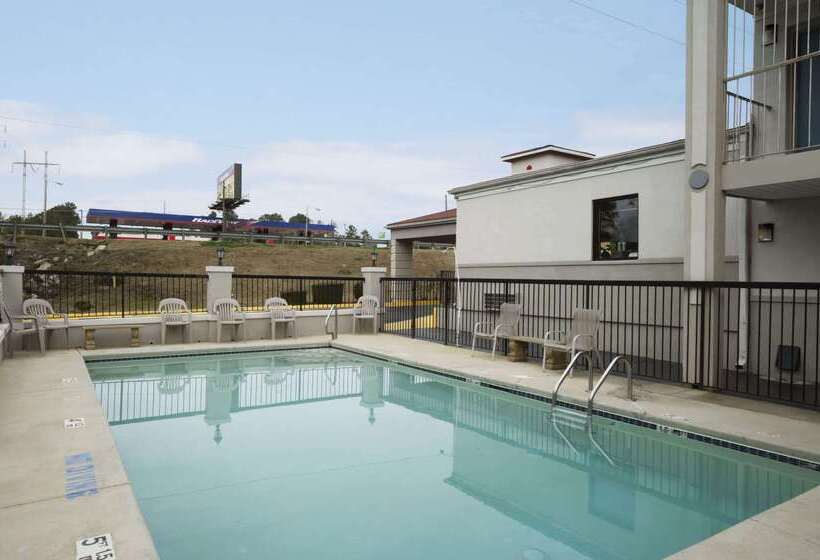 هتل Days Inn By Wyndham Augusta / Fort Eisenhower