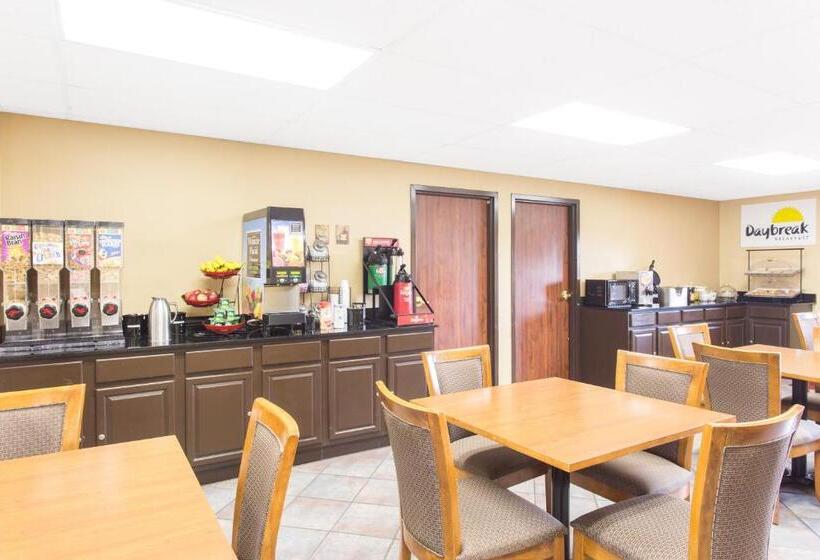 בית מלון כפרי Days Inn By Wyndham Phenix City Near Fort Moore