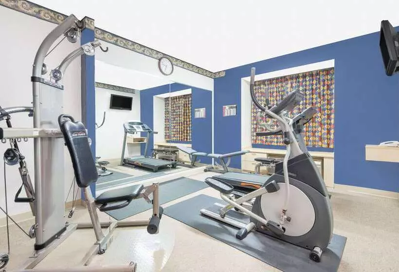 ホテル Days Inn & Suites By Wyndham Hutchinson