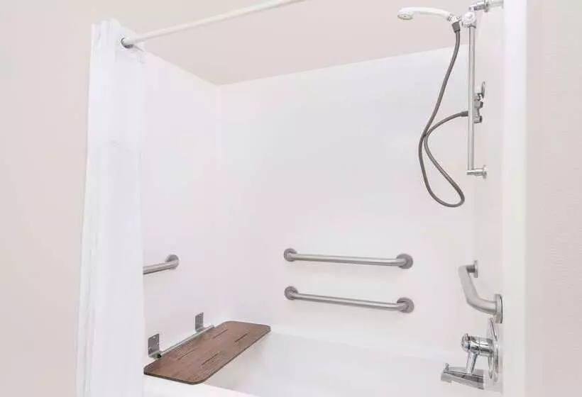 ホテル Days Inn & Suites By Wyndham Hutchinson