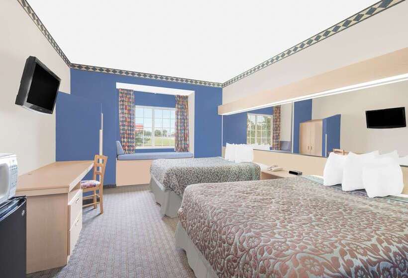Отель Days Inn & Suites By Wyndham Hutchinson
