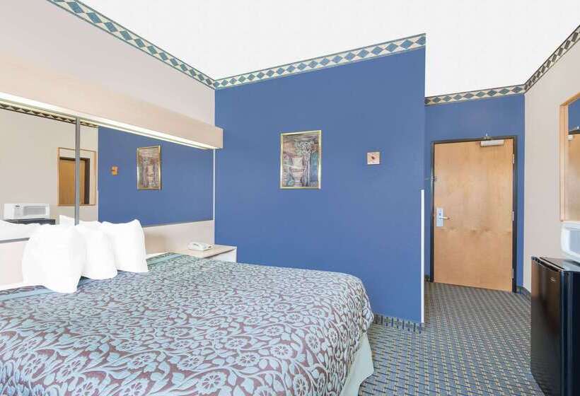 Отель Days Inn & Suites By Wyndham Hutchinson