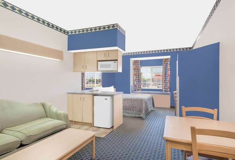 Отель Days Inn & Suites By Wyndham Hutchinson