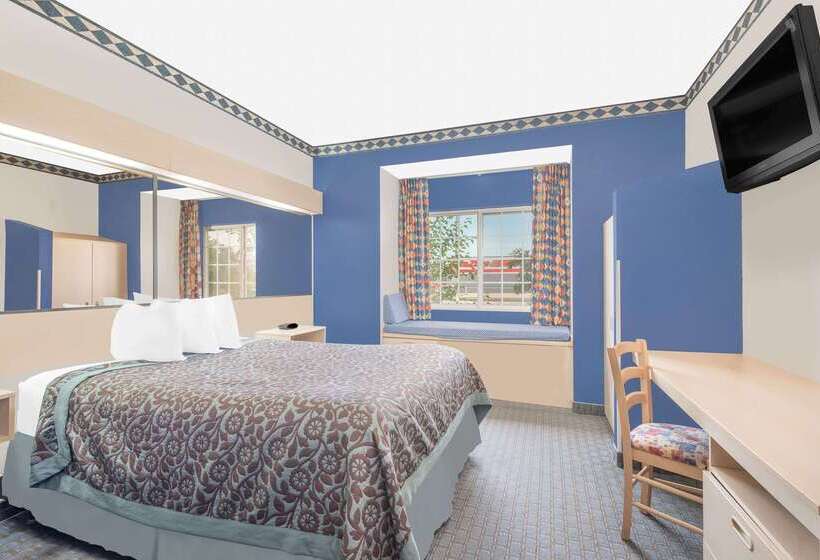 Отель Days Inn & Suites By Wyndham Hutchinson