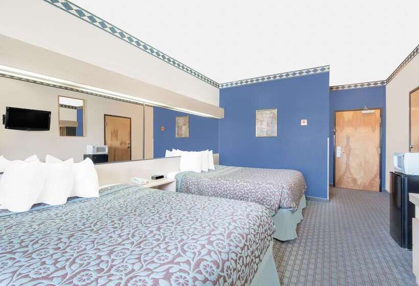 Отель Days Inn & Suites By Wyndham Hutchinson