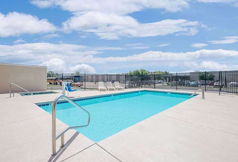 Отель Days Inn & Suites By Wyndham Hutchinson