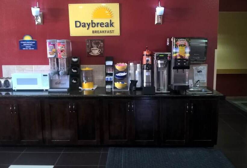 Отель Days Inn & Suites By Wyndham Hutchinson