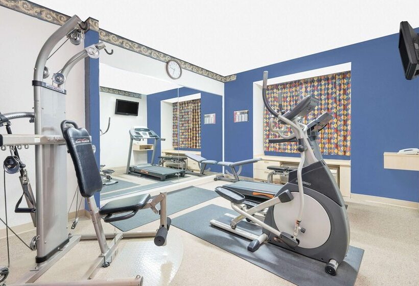 Отель Days Inn & Suites By Wyndham Hutchinson