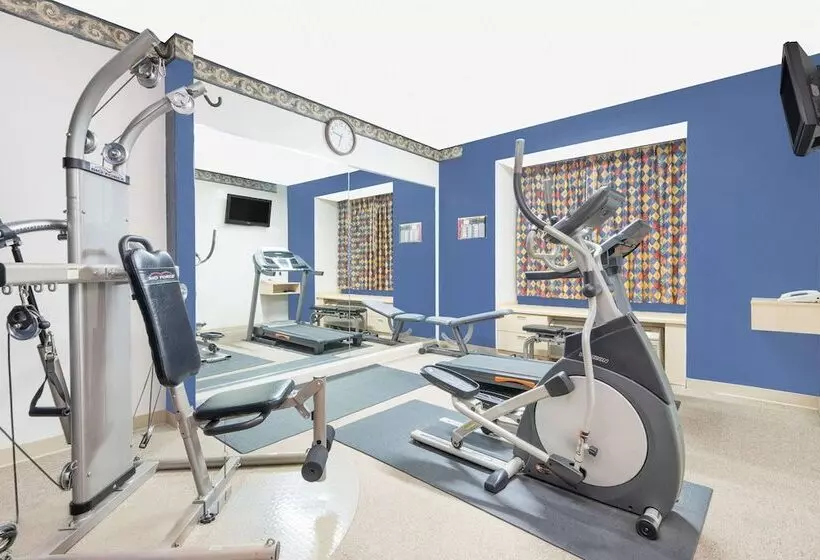 ホテル Days Inn & Suites By Wyndham Hutchinson