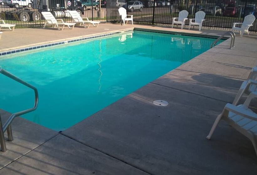 Отель Days Inn & Suites By Wyndham Hutchinson