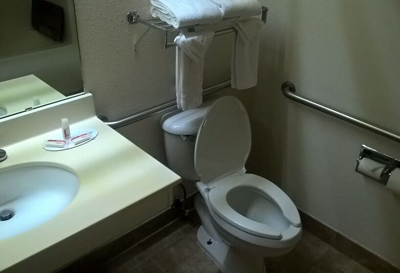 Отель Days Inn & Suites By Wyndham Hutchinson