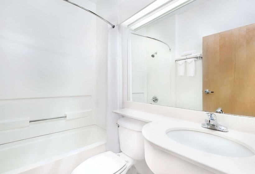 Отель Days Inn & Suites By Wyndham Hutchinson