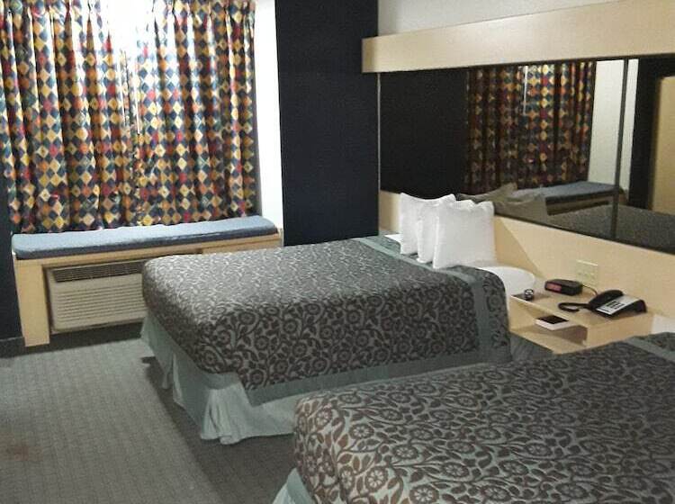 Отель Days Inn & Suites By Wyndham Hutchinson