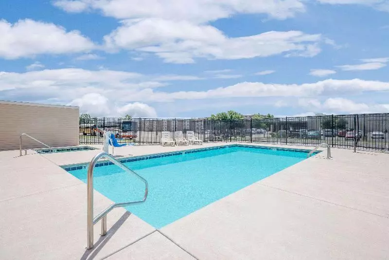 ホテル Days Inn & Suites By Wyndham Hutchinson