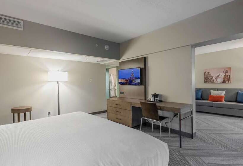 فندق State House Inn