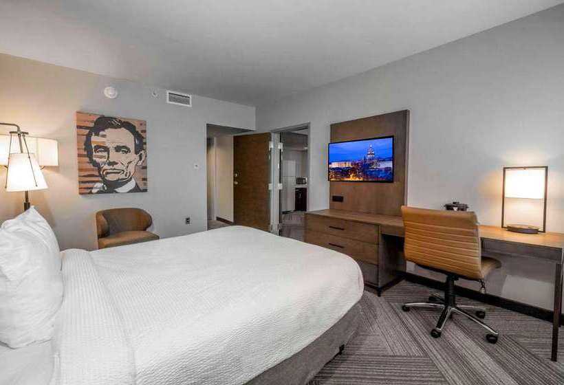 فندق State House Inn