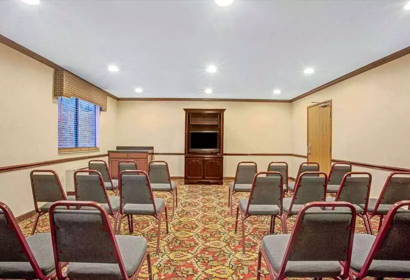 هتل Super 8 By Wyndham Clinton