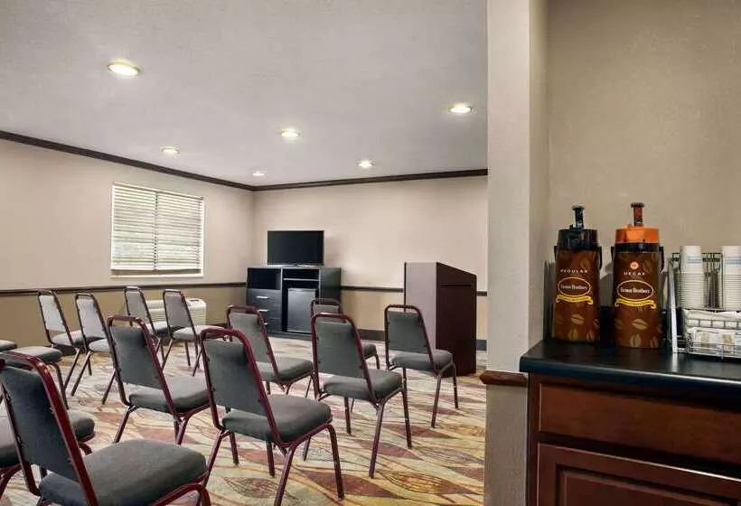 هتل Super 8 By Wyndham Clinton