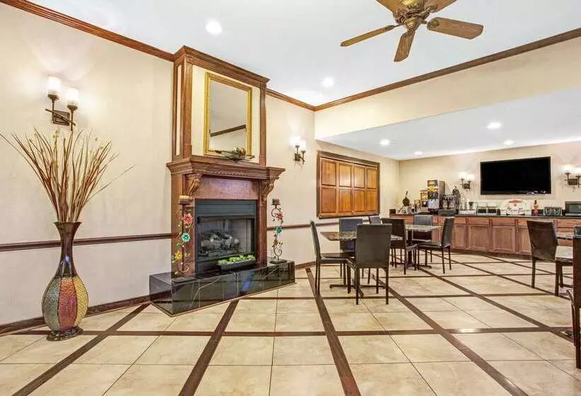 هتل Super 8 By Wyndham Clinton