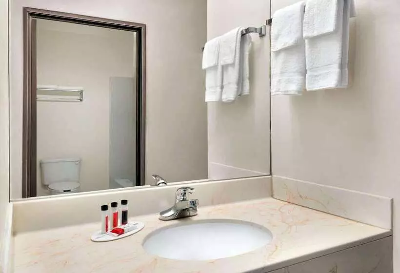 هتل Super 8 By Wyndham Clinton