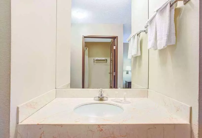 هتل Super 8 By Wyndham Clinton