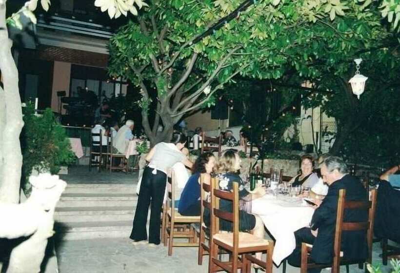 簡易ホテル Albergo La Perla Della Valle