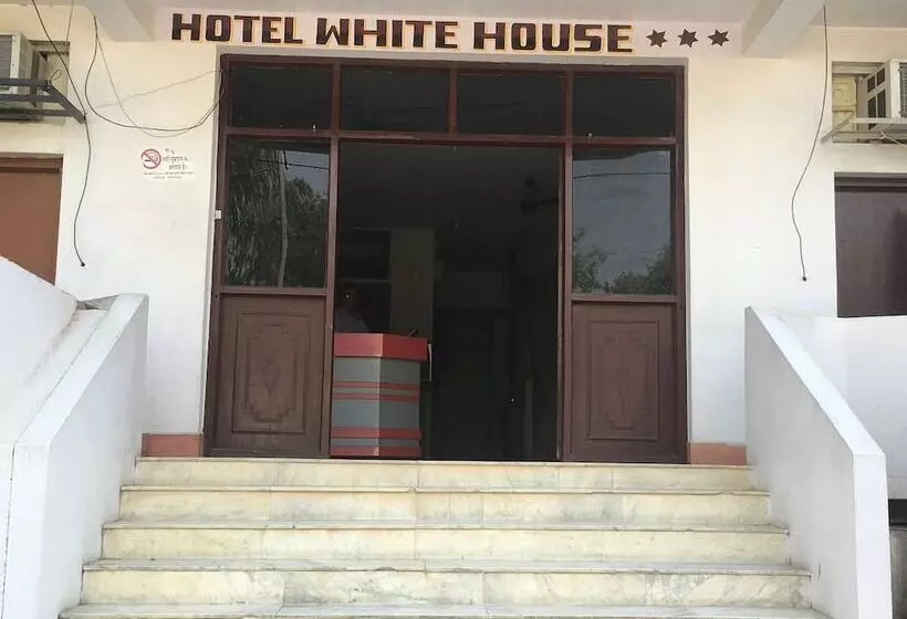 ホテル White House