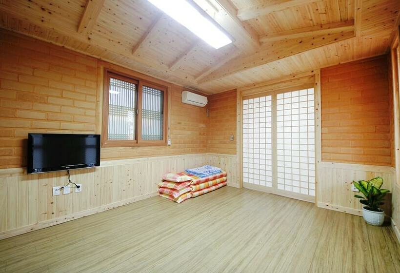 Reed House Hanok Pension