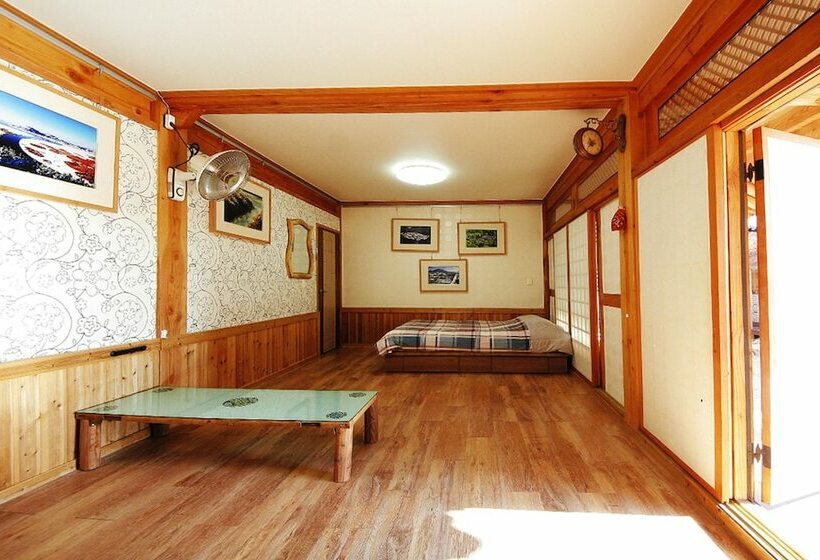 Reed House Hanok Pension