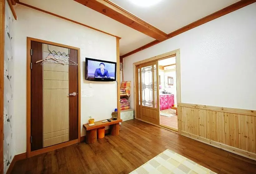 Reed House Hanok Pension