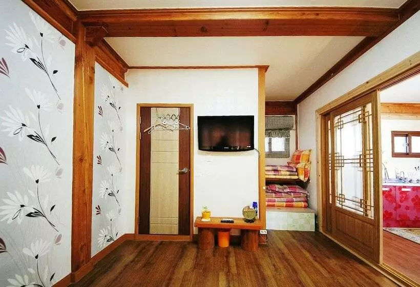 Reed House Hanok Pension