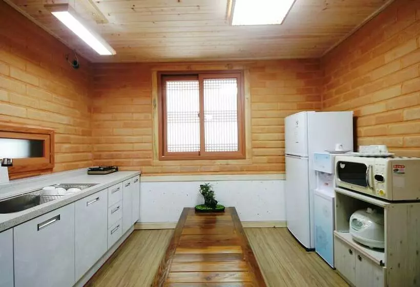 Reed House Hanok Pension