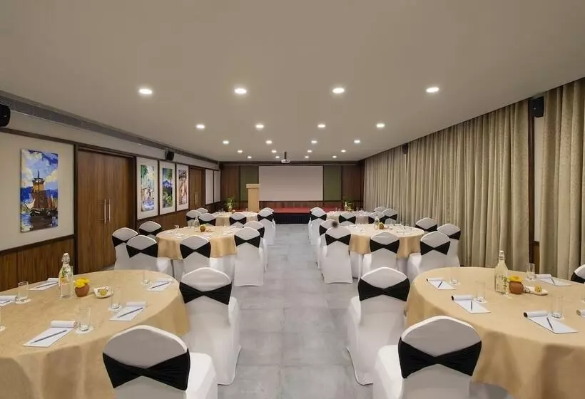 リゾートホテル Rvr Sarovar Portico Dindi