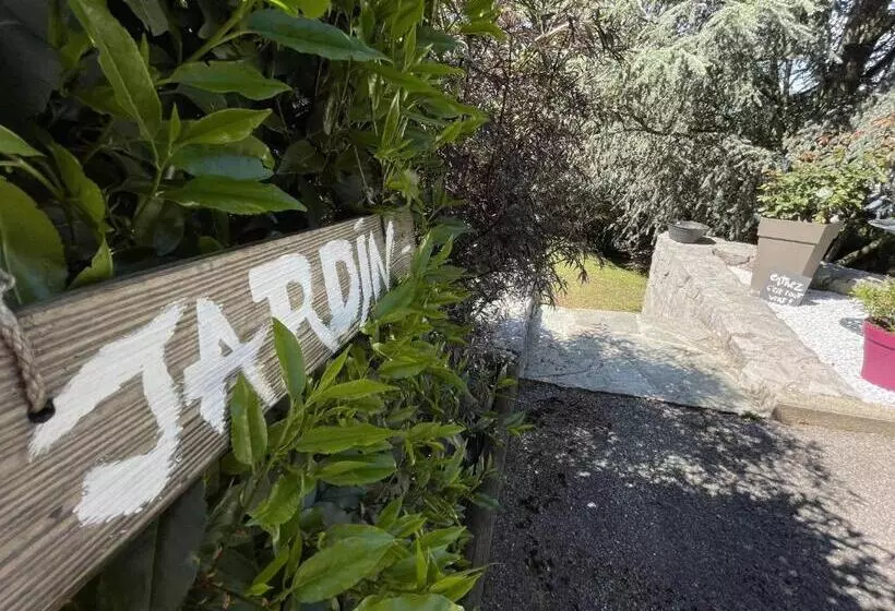 Aamiaismajoitus (B&B) Le Chalet Des Pesettes