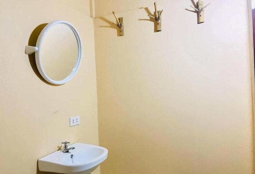 בית מלון כפרי Loboc Cool River Resort